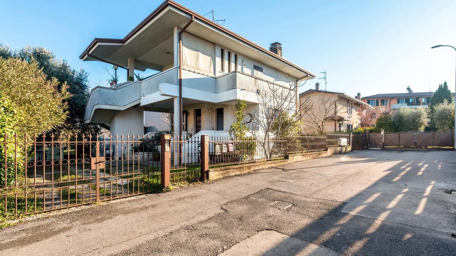 Desenzano Bilocale Con Posto Auto Lägenhet Desenzano del Garda Italien